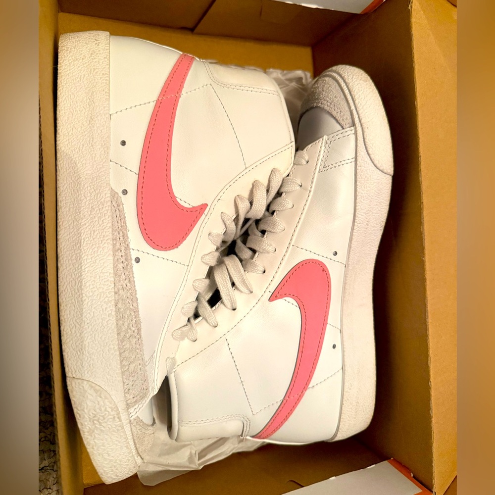 Nike Women's White/Pink Blazer Mids. Gently worn, very good condition. Size 7.5